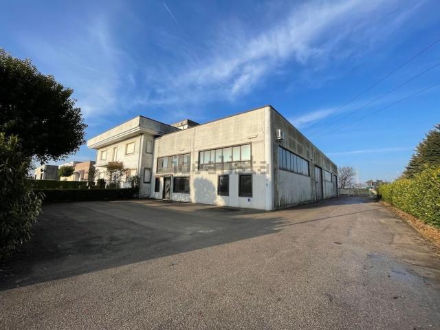 Capannone in vendita di 940 m² in Via Roma