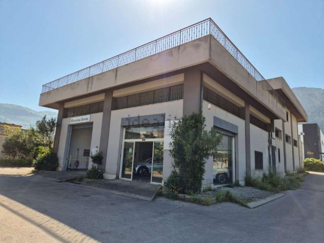 Capannone in vendita di 945 m² in Strada Statale 113 Settentrionale Sicula