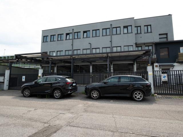 Capannone in vendita di 946 m² in Via Giovanni V Schiaparelli