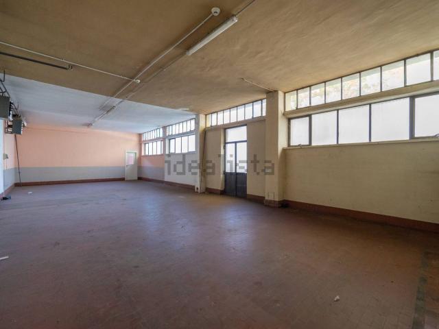 Capannone in vendita di 9500 m² in Corso Romania