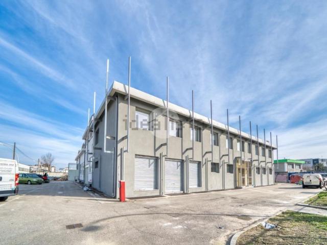 Capannone in vendita di 950 m²