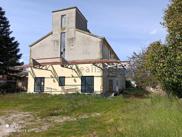 Capannone in vendita di 950 m²