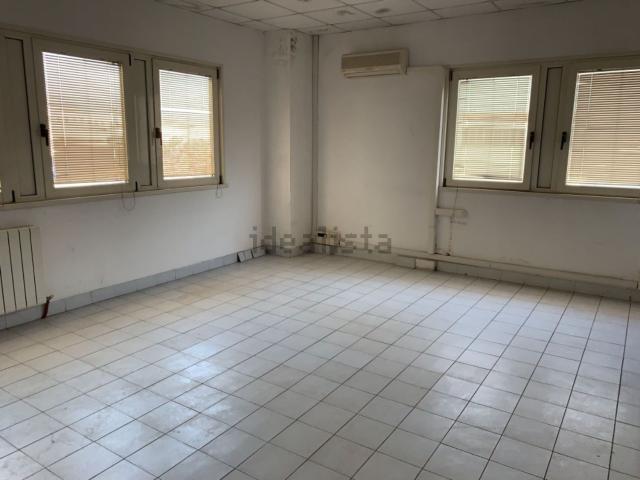 Capannone in vendita di 950 m² in Via degli Arrotini