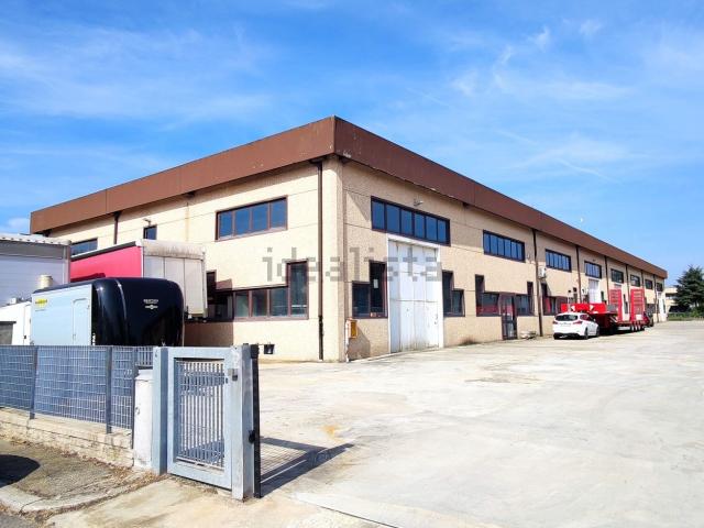 Capannone in vendita di 950 m² in Via dell&apos Industria