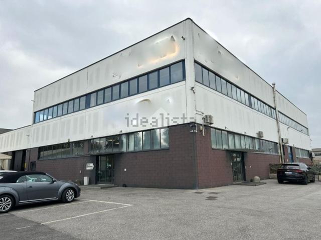 Capannone in vendita di 950 m² in Via Industriale, 122