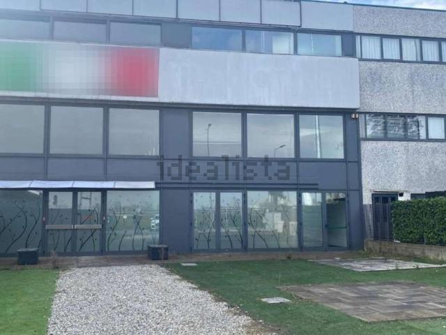 Capannone in vendita di 948 m² in Via Monte Grappa