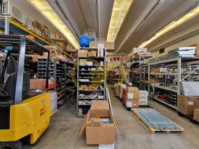 Capannone in vendita di 950 m² in Via Piceno