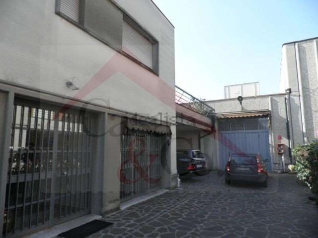 Capannone in vendita di 950 m² in Via Vincenzo Monti