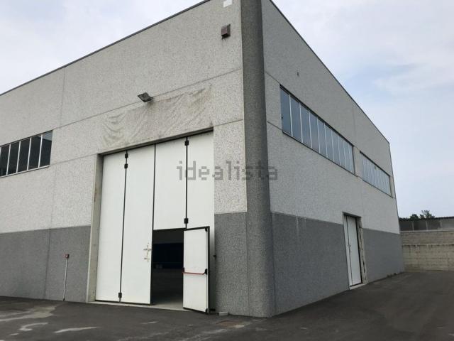 Capannone in vendita di 950 m² in Località Stazione