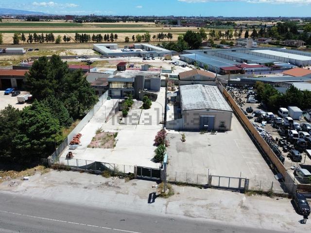 Capannone in vendita di 950 m² in Strada Statale 16 Adriatica