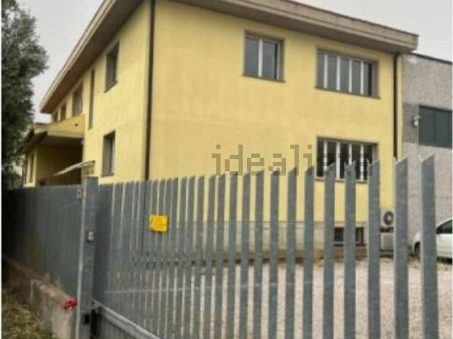 Capannone in vendita di 951 m² in Via Siria