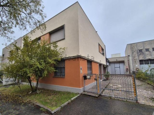 Capannone in vendita di 960 m² in Via Emilio Salgari, 48