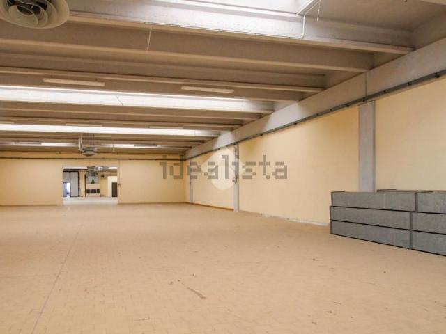 Capannone in vendita di 960 m² in Via Emilio Salgari