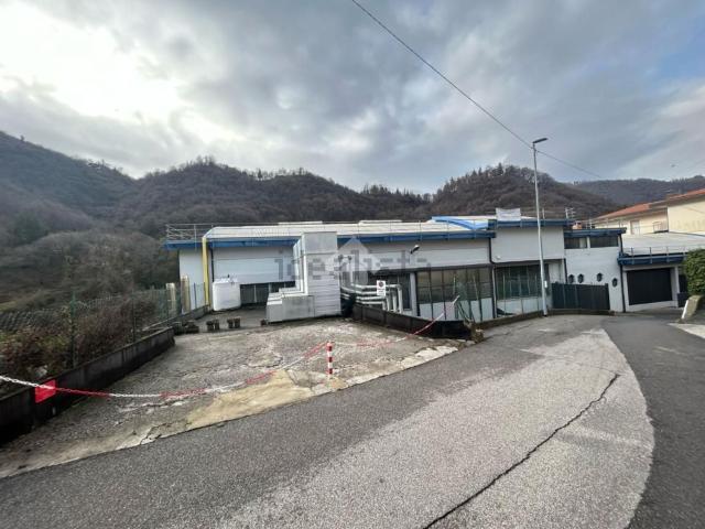 Capannone in vendita di 960 m² in Via Santa Margherita, 47
