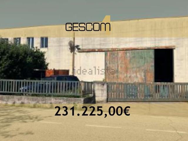 Capannone in vendita di 970 m² in Via Aspromonte