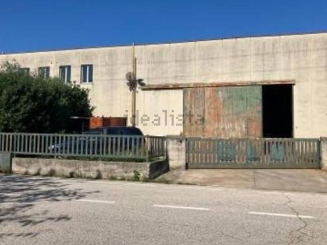 Capannone in vendita di 970 m² in Via Aspromonte, 25