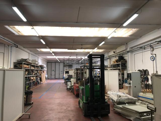 Capannone in vendita di 970 m² in Piazzale Mario Coralloni