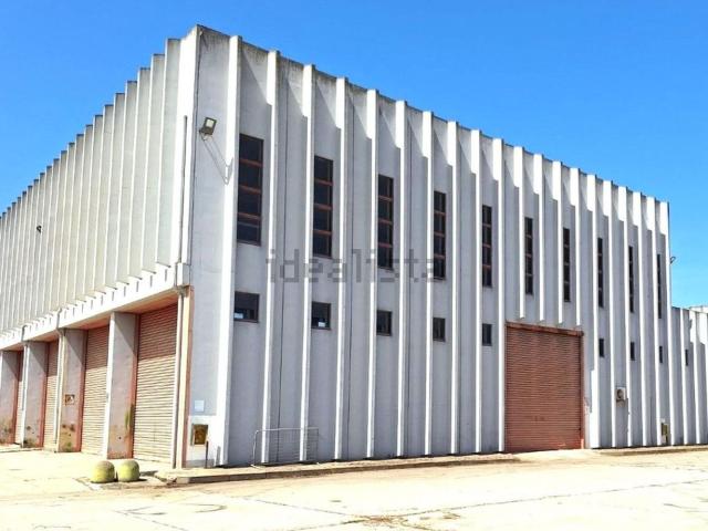Capannone in vendita di 975 m² in Via delle Miniere, 31