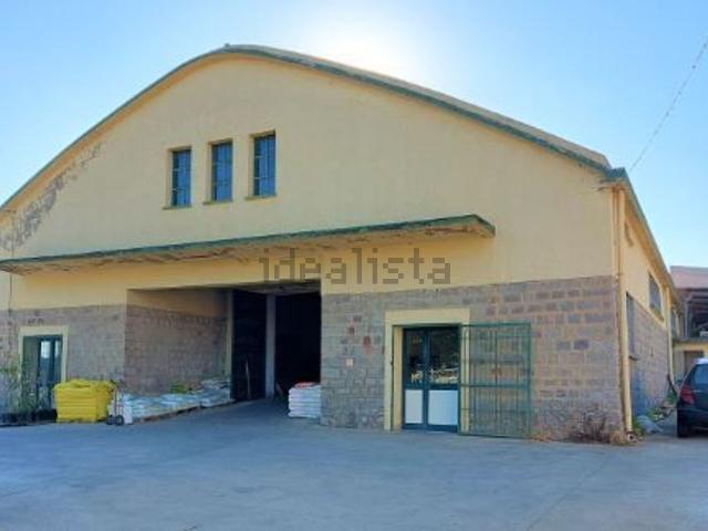 Capannone in vendita di 975 m² in Viale dei Platani, 29