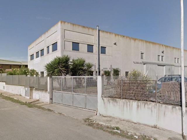 Capannone in vendita di 977 m² in Via Cagliari