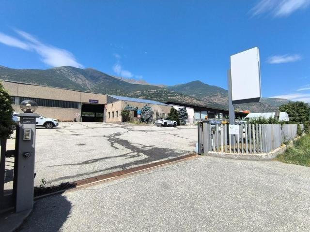 Capannone in vendita di 980 m² in Località Grand Chemin, 225