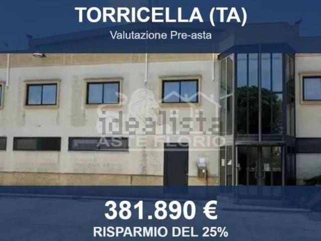 Capannone in vendita di 982 m² in Strada Provinciale 128