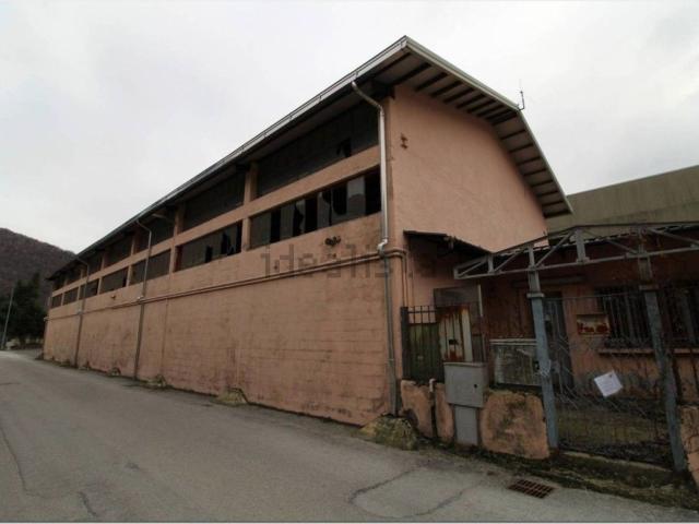 Capannone in vendita di 987 m² in Via delle Mondacce
