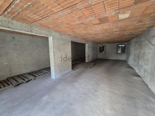 Capannone in vendita di 98 m² in Via Pierdomenico Frattini, 82