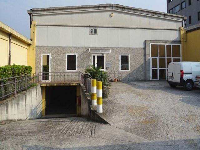 Capannone in vendita di 1005 m² in Via Angelo Secchi