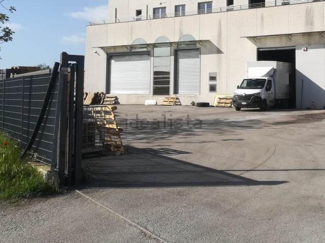 Capannone in vendita di 1000 m²