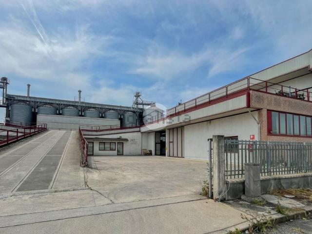 Capannone in vendita di 1000 m²
