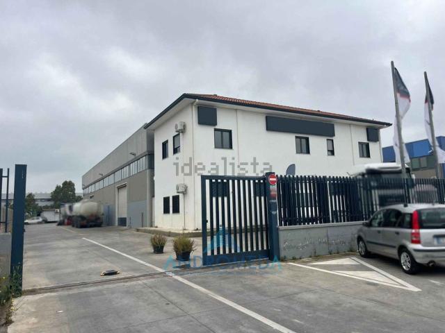 Capannone in vendita di 1000 m²