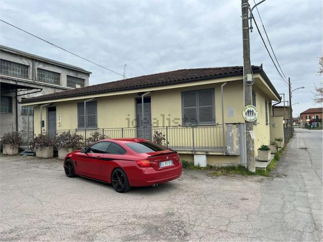 Capannone in vendita di 1000 m² in Località Serravalle, 15