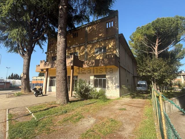 Capannone in vendita di 1000 m² in Largo Centro Studi