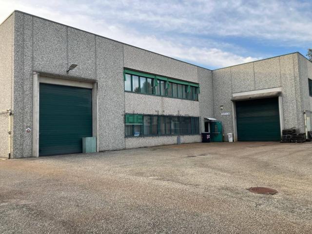 Capannone in vendita di 800 m² in Strada Campagnola