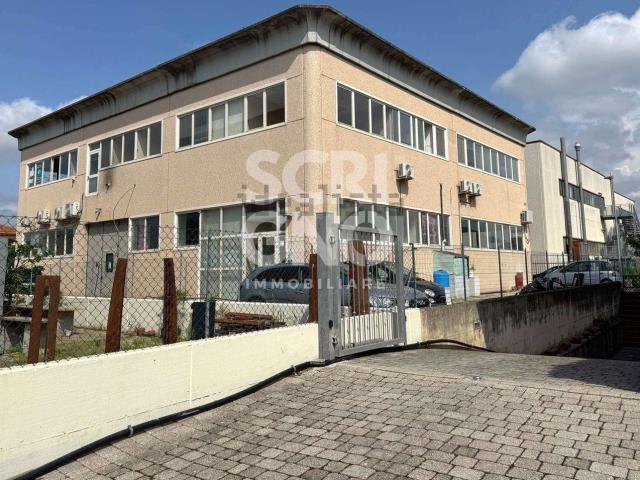 Capannone in vendita di 1000 m² in Via Maestri del Lavoro