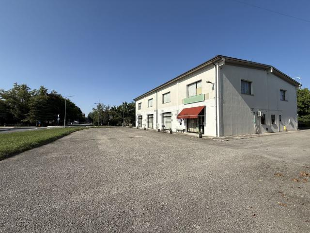 Capannone in vendita di 1000 m² in Via Meneghini Ugo, 7
