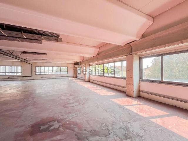 Capannone in vendita di 1000 m² in Via Montanara