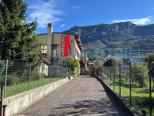 Capannone in vendita di 1000 m² in Via Al Lago, 20