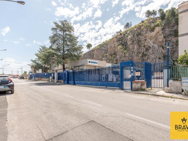 Capannone in vendita di 1000 m² in Via Alla Falconara