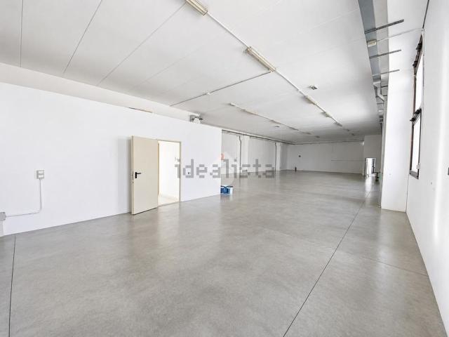 Capannone in vendita di 1000 m² in Via Caduti Sul Lavoro, 1