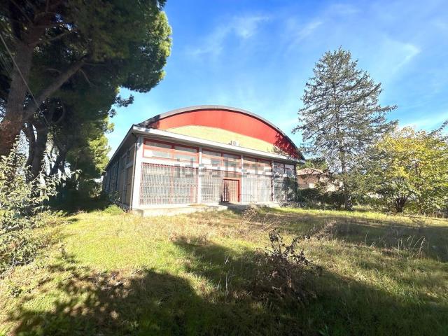 Capannone in vendita di 1000 m² in Via Cesenatico