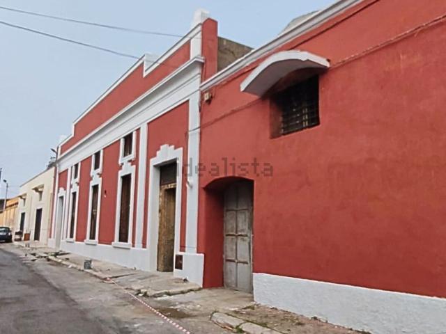 Capannone in vendita di 1000 m² in Via Costantinopoli, 74