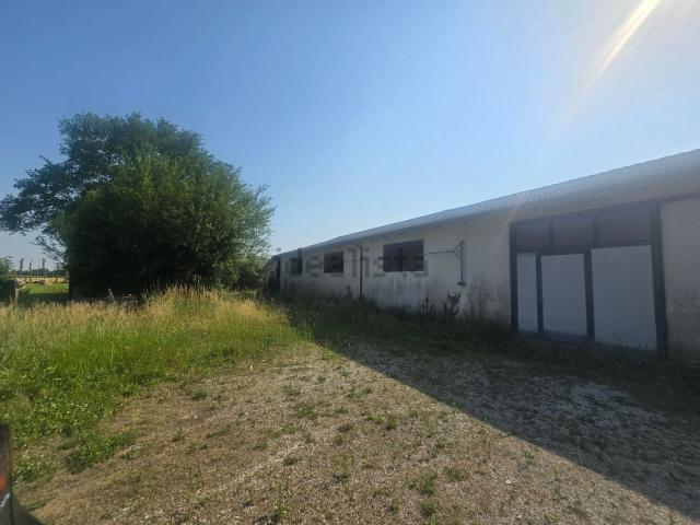 Capannone in vendita di 1000 m² in Via degli Alpini