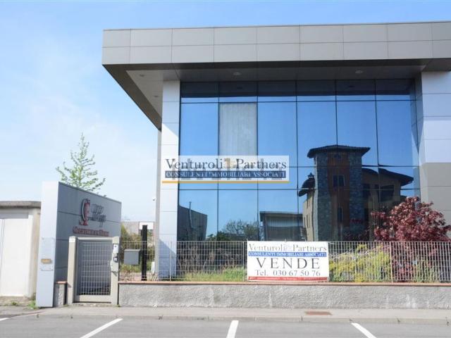 Capannone in vendita di 1000 m² in Via degli Artigiani