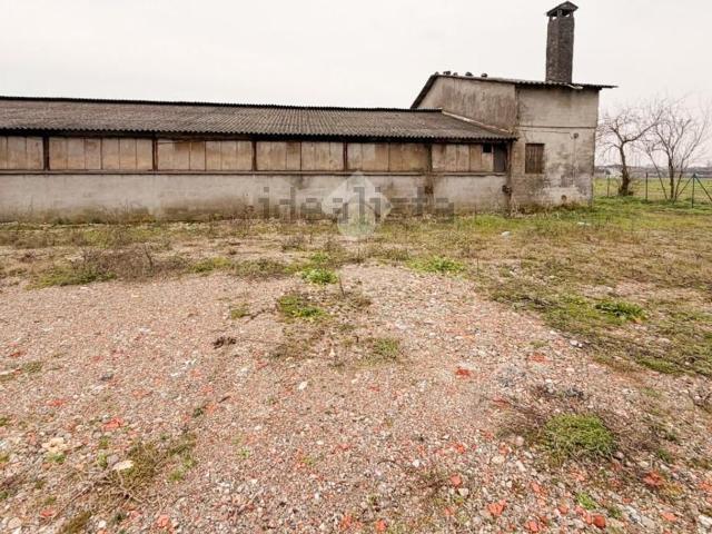Capannone in vendita di 1000 m² in Via delle Corti, 1850