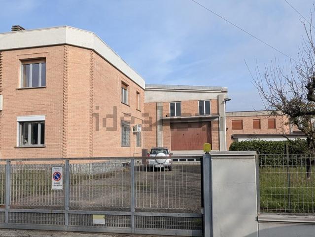 Capannone in vendita di 1000 m² in Via Ferdinando Bernini, 10