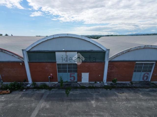 Capannone in vendita di 1000 m² in Via Giacomo Brodolini