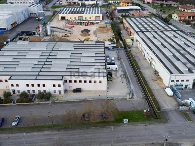 Capannone in vendita di 1000 m² in Via Luigi Becchetti