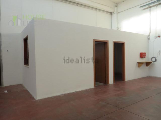 Capannone in vendita di 1000 m² in Via Lago di Caldonazzo